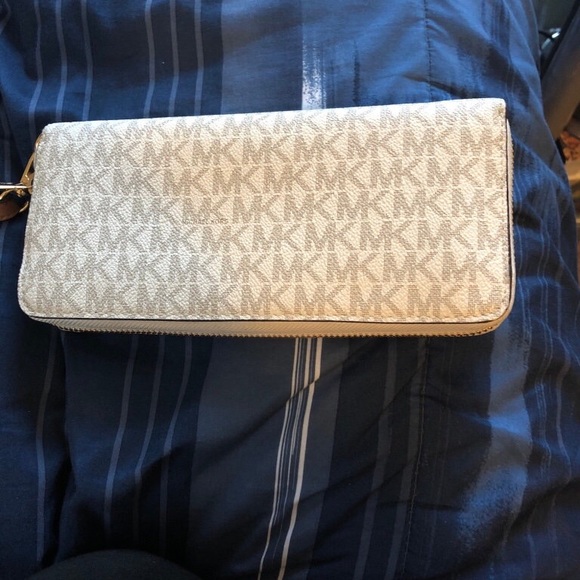 Michael kors large wristlet - Picture 2 of 4